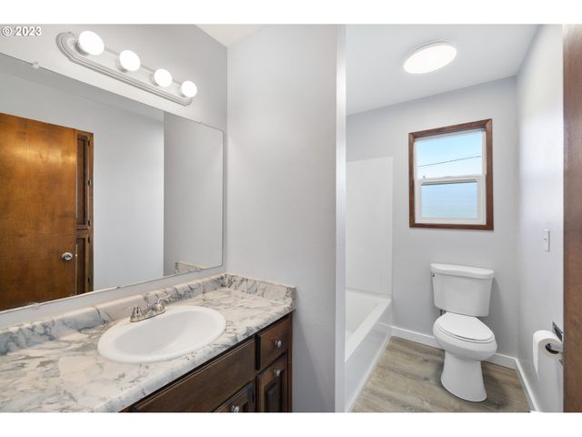 20990 Se HIGHWAY 212, Damascus, OR 97089