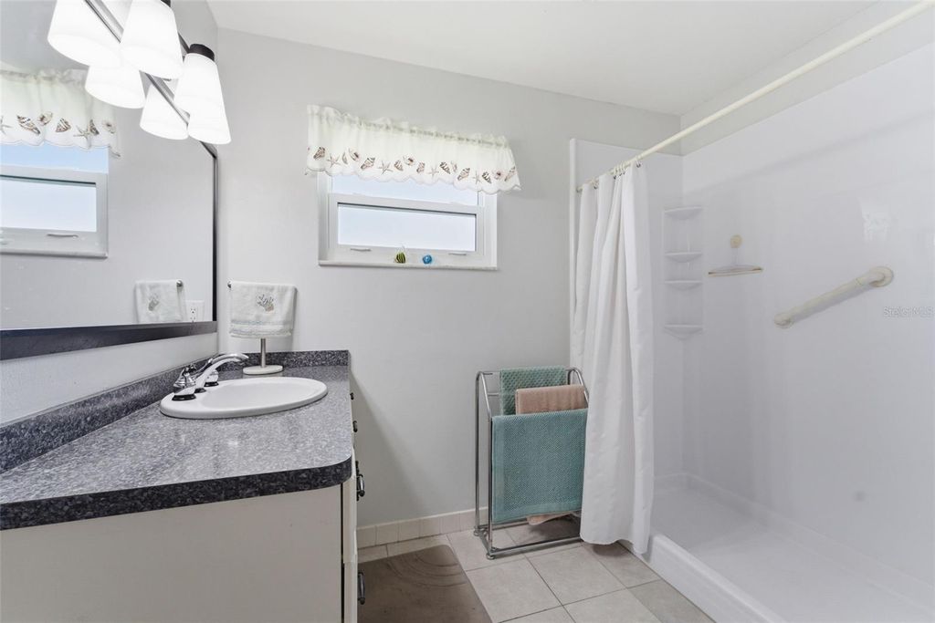 Image 17 of property listing at 5061 LIVE OAK CIRCLE, Bradenton, FL 34207