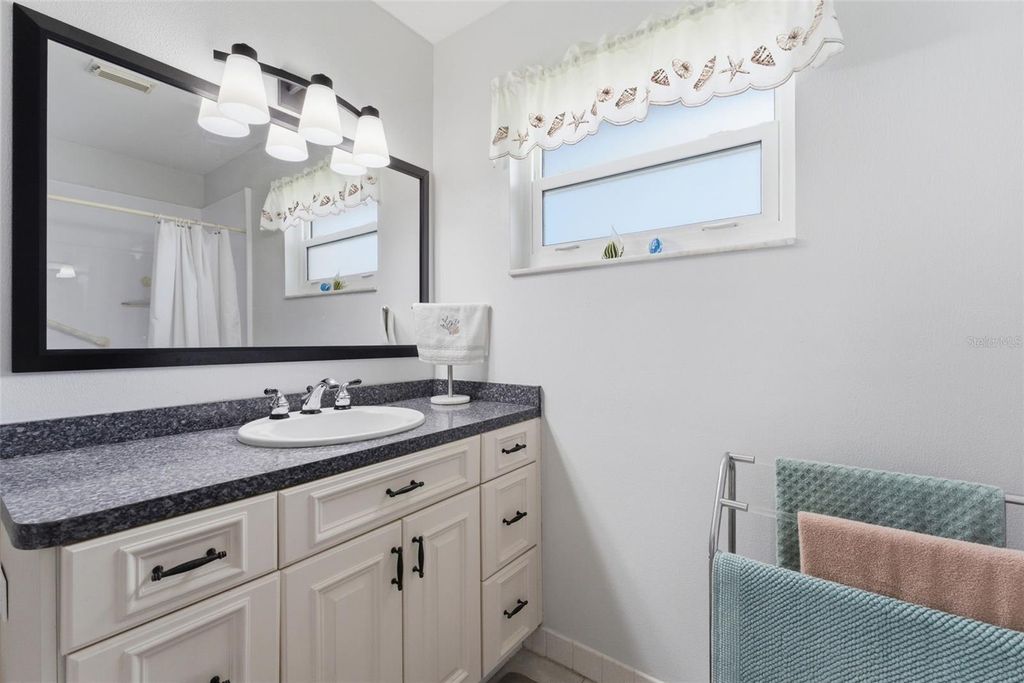 Image 18 of property listing at 5061 LIVE OAK CIRCLE, Bradenton, FL 34207