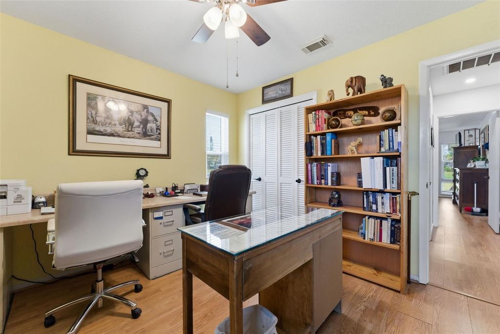 Image 20 of property listing at 5061 LIVE OAK CIRCLE, Bradenton, FL 34207