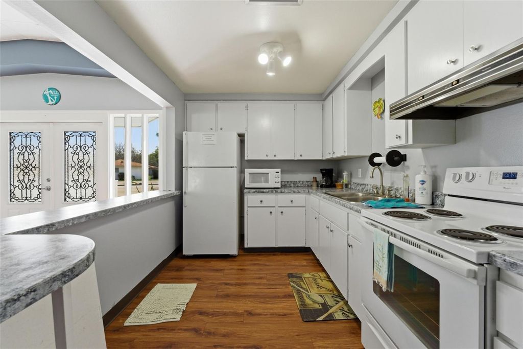 Image 35 of property listing at 5061 LIVE OAK CIRCLE, Bradenton, FL 34207