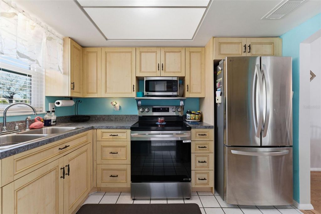 Image 5 of property listing at 5061 LIVE OAK CIRCLE, Bradenton, FL 34207