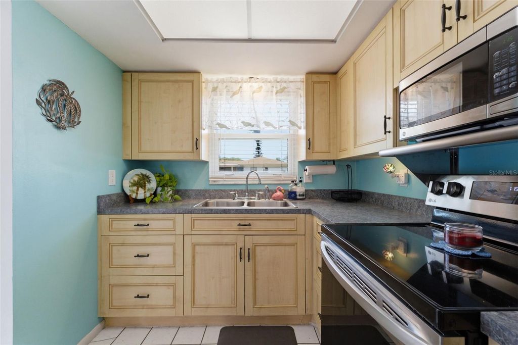 Image 6 of property listing at 5061 LIVE OAK CIRCLE, Bradenton, FL 34207