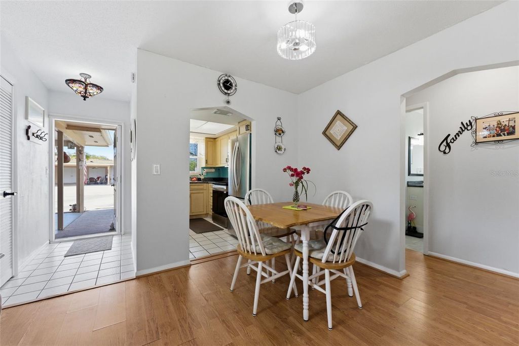 Image 8 of property listing at 5061 LIVE OAK CIRCLE, Bradenton, FL 34207