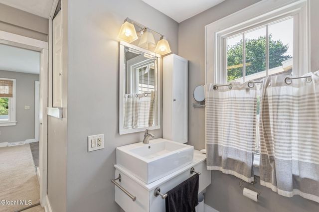 775 St Davids Lane, Niskayuna, NY 12309