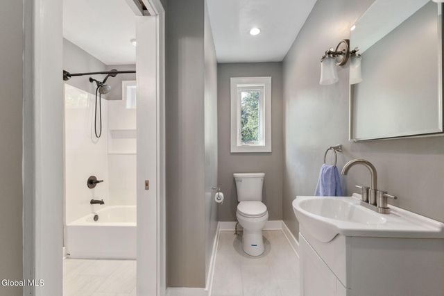 775 St Davids Lane, Niskayuna, NY 12309