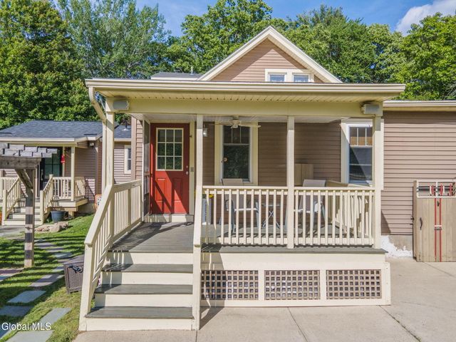 775 St Davids Lane, Niskayuna, NY 12309