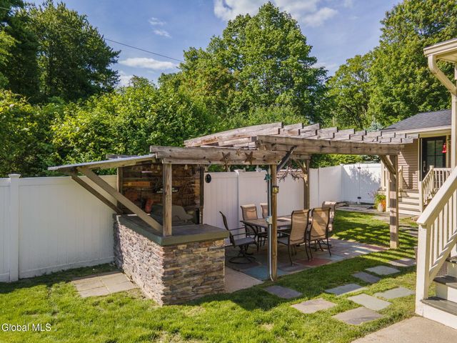 775 St Davids Lane, Niskayuna, NY 12309