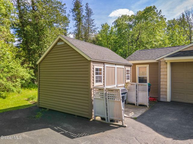 775 St Davids Lane, Niskayuna, NY 12309
