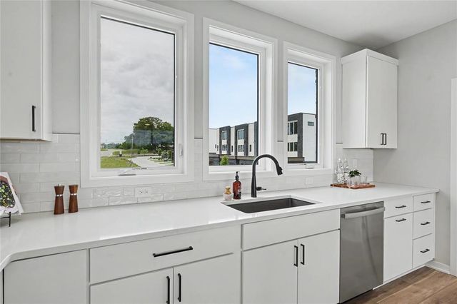 2726 Fleur Drive, Des Moines, IA 50321