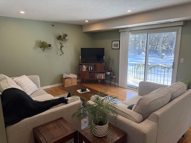 124 Tennis Plaza Rd 21, Dracut, MA 01826