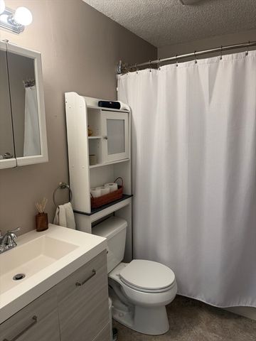 124 Tennis Plaza Rd 21, Dracut, MA 01826