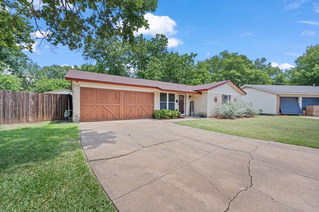 311 Robin Court, Burleson, TX 76028