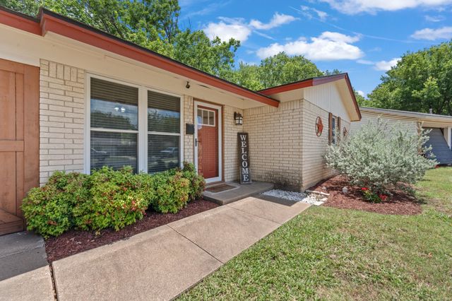 311 Robin Court, Burleson, TX 76028