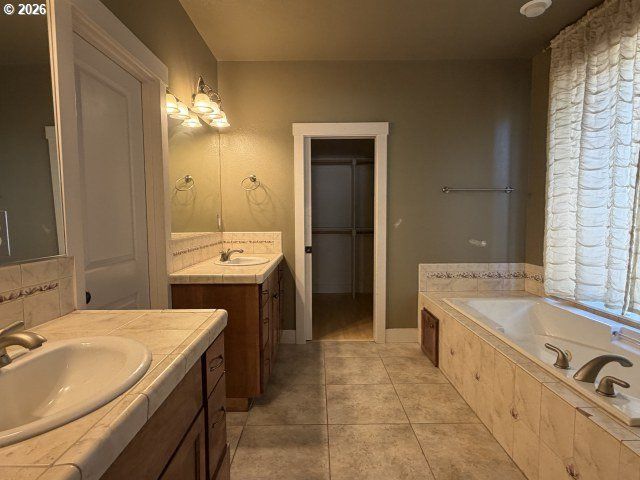 11221 Se VERNAZZA Ln, Happy Valley, OR 97086