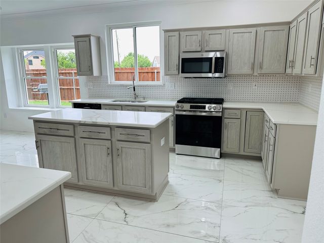 748 Longleaf Drive, Desoto, TX 75115