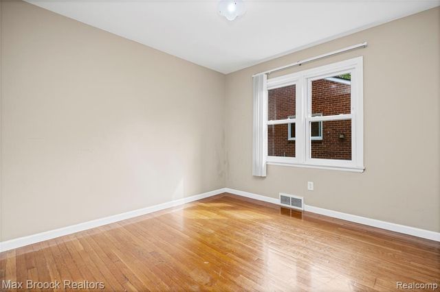 23531 Scotia Road, Oak Park, MI 48237