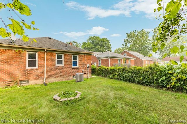 23531 Scotia Road, Oak Park, MI 48237