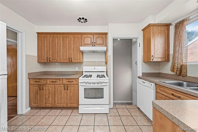 23531 Scotia Road, Oak Park, MI 48237