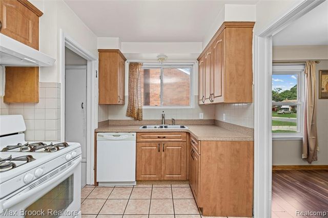 23531 Scotia Road, Oak Park, MI 48237