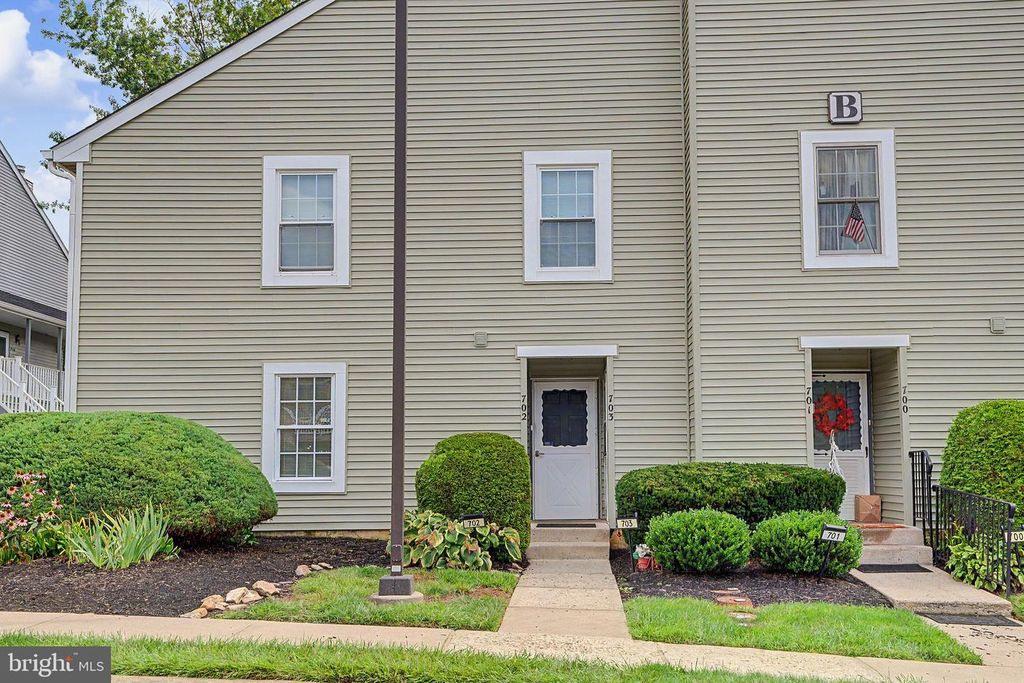 702 E PARKER ST, LANGHORNE, PA 19047 — exterior
