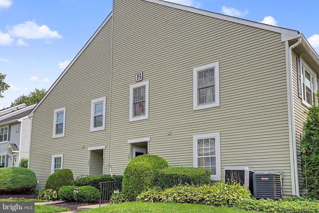 702 E PARKER ST, LANGHORNE, PA 19047 — photo 2