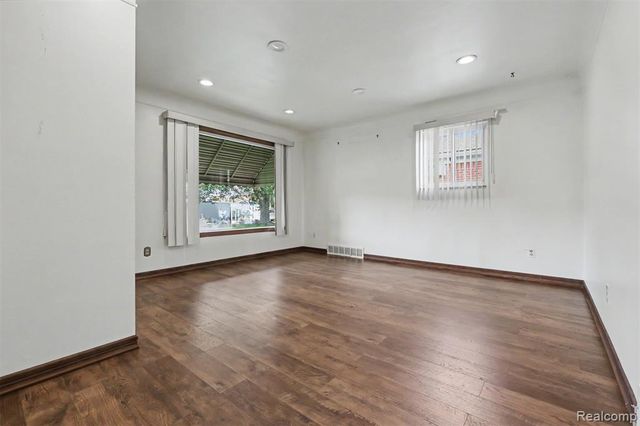 6192 N Waverly Street, Dearborn Heights, MI 48127