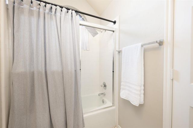 4221 Upper Lake Dr, Norman, OK 73072