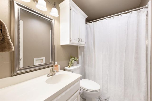 4221 Upper Lake Dr, Norman, OK 73072