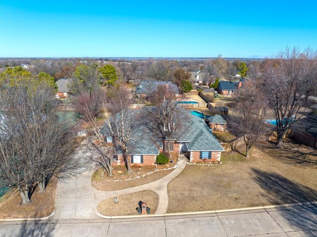 4221 Upper Lake Dr, Norman, OK 73072