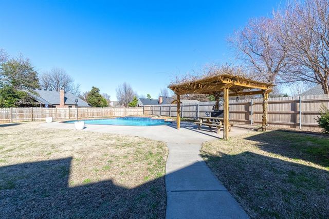 4221 Upper Lake Dr, Norman, OK 73072