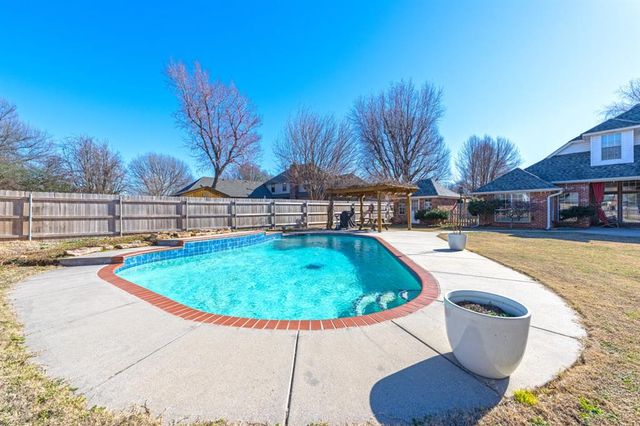 4221 Upper Lake Dr, Norman, OK 73072