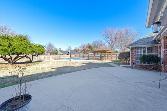 4221 Upper Lake Dr, Norman, OK 73072
