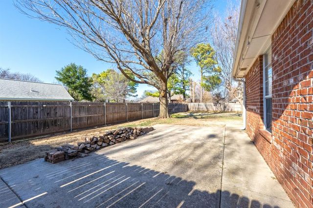 4221 Upper Lake Dr, Norman, OK 73072