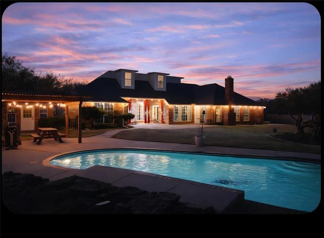 4221 Upper Lake Dr, Norman, OK 73072