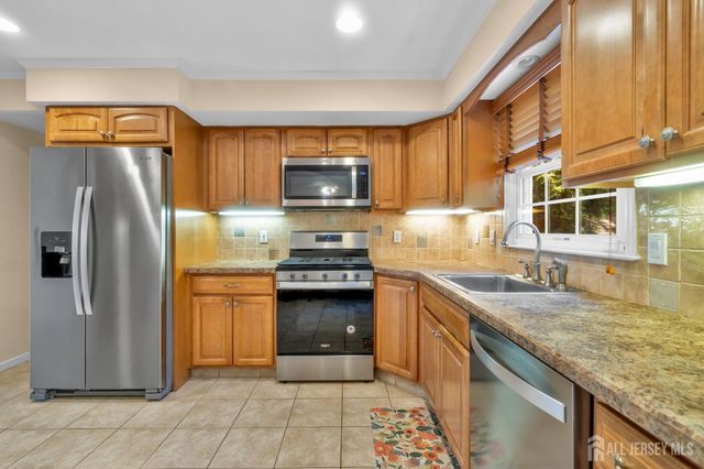 4 Conover Court, Edison, NJ 08817