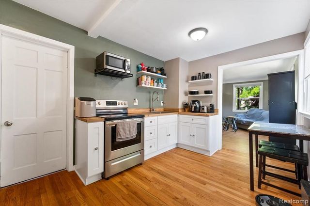 107 S Tilden Avenue, Waterford, MI 48328