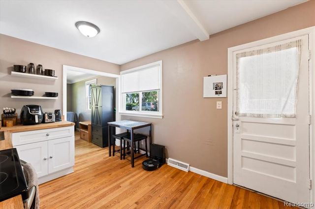 107 S Tilden Avenue, Waterford, MI 48328