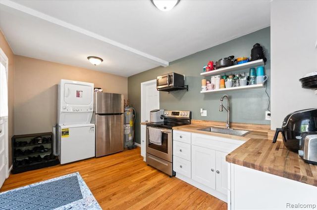 107 S Tilden Avenue, Waterford, MI 48328