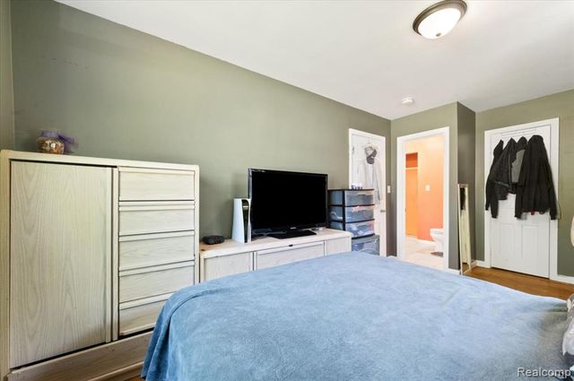 107 S Tilden Avenue, Waterford, MI 48328