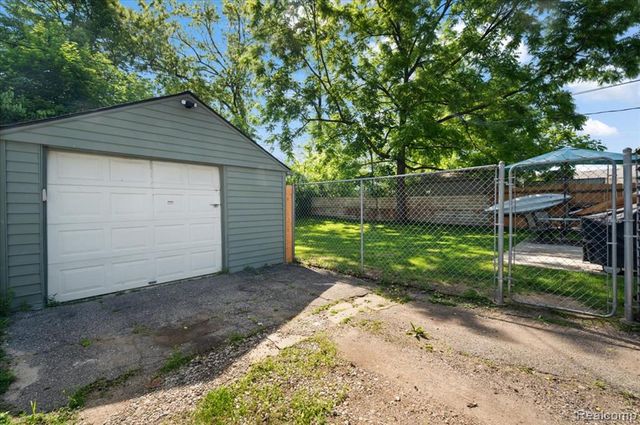 107 S Tilden Avenue, Waterford, MI 48328