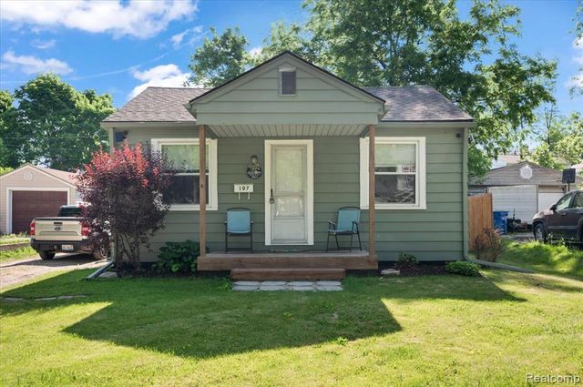 107 S Tilden Avenue, Waterford, MI 48328