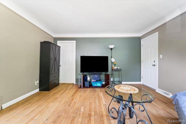 107 S Tilden Avenue, Waterford, MI 48328