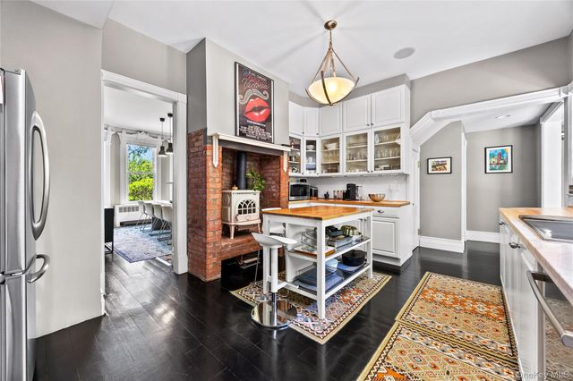 19 Howe Place, Bronxville, NY 10708