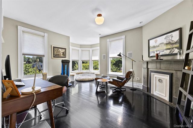 19 Howe Place, Bronxville, NY 10708