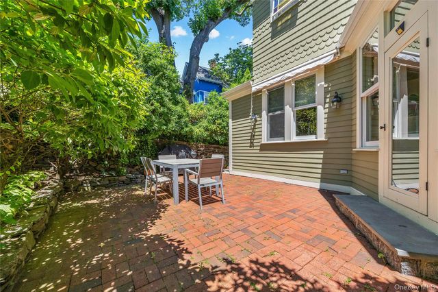 19 Howe Place, Bronxville, NY 10708