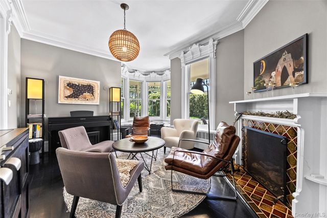 19 Howe Place, Bronxville, NY 10708