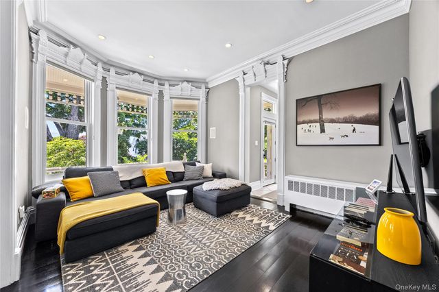 19 Howe Place, Bronxville, NY 10708