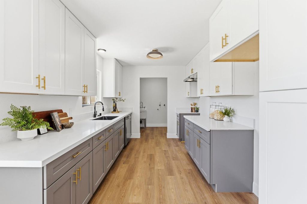 Image 12 of property listing at 4874 E Clinton, Fresno, CA 93726