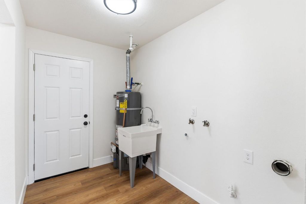 Image 17 of property listing at 4874 E Clinton, Fresno, CA 93726